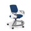 Ergonomiczny fotel dla dziecka w kolorze niebieskim z białymi i szarymi elementami, posiada kółka oraz podłokietniki. Siedzisko i oparcie wykonane są z tkaniny, a podstawa ma dodatkowy szary element w kształcie półkola.