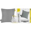 Na zdjęciu znajduje się szara, prążkowana poduszka elektryczna oraz jej opakowanie z napisem "ELEKTRYCZNA PODUSZKA GRZEWCZA" i "CUSHION GREY 40X40". Obok widoczna jest instrukcja obsługi oraz przewód zasilający.