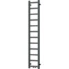 Czarny grzejnik łazienkowy o wymiarach 1500 x 300 mm z prostokątnymi szczeblami ułożonymi pionowo. Produkt ma minimalistyczny design i jest przeznaczony do montażu na ścianie.