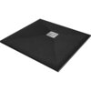 Czarny, kwadratowy brodzik kompozytowy o wymiarach 90 x 90 cm z centralnie umieszczonym, kwadratowym odpływem z perforacją. Powierzchnia brodzika ma teksturę przypominającą kamień.