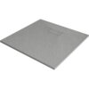 Kwadratowy, szary brodzik o teksturowanej powierzchni z prostokątnym otworem odpływowym. Produkt wykonany z materiału SMC, o wymiarach 70 x 70 cm.