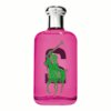 Różowa butelka perfum z metalicznym srebrnym korkiem, ozdobiona zielonym wizerunkiem gracza polo na koniu oraz dużą cyfrą "2" w tle.