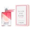 Flakon perfum o różowym odcieniu z ozdobną wstążką obok pudełka z napisem "La vie est belle en rose" oraz "LANCÔME PARIS". Na pudełku widnieje również informacja "L'EAU DE TOILETTE" oraz pojemność "e 50 ml 1.7 FLOZ".