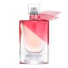 Przezroczysty flakon perfum wypełniony różowym płynem, z ozdobną wstążką przy szyjce. Produkt to "Lancome La Vie Est Belle en Rose woda toaletowa 50 ml".