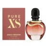 Na zdjęciu znajduje się flakon perfum o pojemności 50 ml z ozdobnym złotym wężem oraz pudełko z napisem "PURE XS" i "paco rabanne" poniżej. Na pudełku widnieje również tekst "EAU DE PARFUM NATURAL SPRAY 50 ml e 1.7 FL OZ".