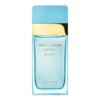 Na zdjęciu widoczna jest butelka perfum o niebieskim kolorze z jasnoniebieskim korkiem i złotym akcentem. Na butelce znajduje się tekst: "Dolce & Gabbana Light Blue Forever Pour Femme Eau de Parfum".