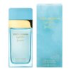 Na zdjęciu widoczna jest butelka perfum oraz pudełko w kolorze jasnoniebieskim z napisami: "Dolce & Gabbana light blue forever POUR FEMME EAU DE PARFUM" oraz "50 ml e 1.6 FL OZ". Butelka ma złoty korek, a napisy są w kolorze złotym.
