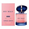 Na zdjęciu widoczna jest różowa butelka perfum z granatowym korkiem oraz różowe pudełko z napisem "MY WAY intense eau de parfum GIORGIO ARMANI 30 ml 1 FL.OZ.". Na butelce również znajduje się napis "MY WAY".