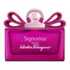 Prostokątna, różowa butelka perfum z napisem "Signorina Ribelle Salvatore Ferragamo" oraz ozdobnym korkiem i wstążką.