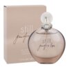 Na zdjęciu znajduje się flakon perfum o nazwie "Still Jennifer Lopez" oraz pudełko z tym samym napisem. Na pudełku widnieje tekst: "eau de parfum natural spray vaporisateur 1.7 FL OZ e 50 ml".