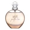 Przezroczysty flakon perfum o zaokrąglonym kształcie z napisem "still jennifer lopez" na przedniej stronie. Korek flakonu jest przezroczysty i ozdobiony srebrnym pierścieniem.
