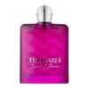 Fioletowy flakon perfum z metalicznym srebrnym korkiem, na którym widnieje napis "TRUSSARDI Sound of Donna". Tło flakonu ma geometryczny wzór, a całość jest utrzymana w eleganckim stylu.