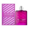 Fioletowe opakowanie i flakon perfum z napisem "Trussardi Sound of Donna" oraz informacją "Eau de Parfum Natural Spray Vaporisateur 100 ml 3.4 fl.oz U.S.". Flakon ma srebrny korek i wzór w faliste linie.