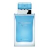 Na zdjęciu widoczna jest butelka perfum o niebieskim kolorze z napisem "Dolce & Gabbana Light Blue Eau Intense". Butelka ma prostokątny kształt z przezroczystym korkiem.