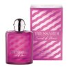 Fioletowy flakon perfum z metalicznym korkiem stoi obok pudełka w tym samym kolorze z białymi wzorami. Na obu widnieje napis: "TRUSSARDI Sound of Donna", a na pudełku dodatkowo: "Eau de Parfum Natural Spray Vaporisateur e 50 ml 1.7 fl. oz. U.S.".
