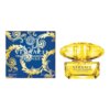 Na zdjęciu widoczna jest butelka perfum o nazwie "Versace Yellow Diamond Intense" oraz pudełko z niebieskim tłem i złotymi wzorami. Na pudełku znajduje się tekst: "Versace Yellow Diamond Intense, 50 ml e, 1.7 US fl. oz."