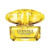 Na zdjęciu widoczna jest żółta butelka perfum o kształcie przypominającym diament, z napisem "VERSACE YELLOW DIAMOND INTENSE".