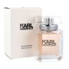 Na zdjęciu widoczna jest butelka perfum oraz pudełko z napisem "KARL LAGERFELD" i "EAU DE PARFUM 85 ml e 2.8 FL.OZ.". Butelka ma przezroczysty korek i zawiera płyn w jasnym, różowym odcieniu.
