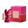 Różowy flakon perfum w kształcie motyla stoi obok różowo-czerwonego pudełka z napisem "LA BOMBA CAROLINA HERRERA" oraz "30 ml EAU DE PARFUM 1 FL OZ". Na flakonie widoczny jest napis "CAROLINA HERRERA".