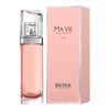 Flakon perfum o różowym płynie z przezroczystym korkiem obok różowego pudełka z napisami: "MA VIE POUR FEMME L'EAU" oraz "BOSS HUGO BOSS". Na dole pudełka widnieje tekst: "eau de toilette - for women natural spray - vaporisateur 50 ml e 1.6 FL. OZ.".