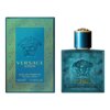Na zdjęciu widoczna jest butelka i pudełko perfum "Versace Eros Eau De Parfum". Na pudełku znajduje się złoty wzór geometryczny oraz napis: "VERSACE EROS EAU DE PARFUM NATURAL SPRAY 50 ml e 1.7 US FL.OZ.".