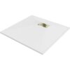 Kwadratowy, biały brodzik z delikatną fakturą powierzchni, wyposażony w złotą maskownicę odpływu o perforowanym wzorze. Produkt ma wymiary 90 x 90 cm.