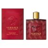 Czerwone opakowanie i flakon perfum "Versace Eros Flame" z wytłoczonym wzorem i złotymi napisami. Na opakowaniu widnieje tekst: "VERSACE EROS FLAME, Eau de Parfum, Natural Spray, 100 ml e, 3.4 US FL.OZ.".