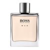 Prostokątna butelka z przezroczystego szkła z metalowym korkiem, zawierająca płyn w jasnym odcieniu. Na butelce widnieje napis: "BOSS HUGO BOSS MAN".