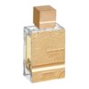 Prostokątna butelka perfum z przezroczystego szkła, z przodu pokryta złotą, fakturowaną powierzchnią z napisami: "Haramain Amber Oud" oraz "Gold 999.9 Dubai Edition". Złoty korek ma kwadratowy kształt i również posiada fakturowaną powierzchnię.