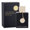 Czarny flakon perfum z złotym korkiem i zawieszką, obok czarne pudełko z napisem "club de nuit intense woman, eau de parfum, vaporisateur spray, e105ml". Na flakonie widoczny jest napis "club de nuit intense".
