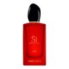 Czerwony flakon perfum z czarnym korkiem, na którym widnieje złoty napis "Sì passione éclat" oraz "GIORGIO ARMANI".