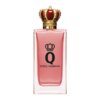 Prostokątna butelka perfum w kolorze różowym z ozdobnym złotym korkiem w kształcie korony. Na butelce widnieje czarny napis: "Q Dolce & Gabbana".