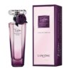 Na zdjęciu widoczna jest butelka perfum o fioletowym odcieniu z ozdobnym kwiatem przy szyjce oraz pudełko z napisem "Trésor Midnight Rose L'Eau de Parfum". Na dole pudełka znajduje się napis "LANCOME PARIS" oraz oznaczenie pojemności "e 50 ml / 1.7 FL. OZ".