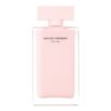 Różowa butelka perfum o prostokątnym kształcie z dużym, płaskim korkiem. Na butelce widnieje czarny napis: "narciso rodriguez for her".