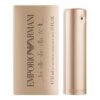 Złoty flakon perfum o cylindrycznym kształcie stoi obok prostokątnego opakowania. Na opakowaniu widnieje napis: "EMPORIO ARMANI ...lei/elle/she/ella 女 e 30 ml EAU DE PARFUM VAPORISATEUR SPRAY 1.0 FL. OZ."