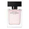 Przezroczysta butelka perfum z różowym płynem, z czarnym prostokątnym korkiem. Na butelce widnieje napis: "MUSC NOIR narciso rodriguez for her".