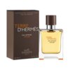 Na zdjęciu widoczna jest butelka perfum oraz pudełko z napisem "TERRE D'HERMÈS EAU INTENSE VÉTIVER". Na pudełku znajduje się także logo "HERMÈS PARIS" oraz oznaczenie pojemności "50 ML e 1.6 FL.OZ".