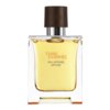 Na zdjęciu znajduje się flakon perfum Terre d'Hermès Eau Intense Vétiver. Butelka ma prostokątny kształt z ciemnym korkiem i zawiera żółtawy płyn.