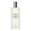 Przedstawiono flakon perfum o prostym, eleganckim designie z napisem "ACQUA DI GIÒ GIORGIO ARMANI POUR HOMME". Flakon ma matowe wykończenie i srebrny korek.