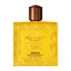 Kwadratowy, żółty flakon perfum z brązowym korkiem, ozdobiony wzorem greckim i wizerunkiem Meduzy. Na flakonie widnieje napis: "VERSACE EROS ENERGY EAU DE PARFUM".
