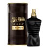 Czarne opakowanie w kształcie puszki z napisem "Jean Paul Gaultier 'Le Male' Le Parfum" w złotym kolorze, obok stoi flakon w kształcie torsu z czarnymi i złotymi elementami.