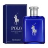 Niebieska butelka wody toaletowej z metalicznym korkiem, obok której znajduje się pudełko z napisem "POLO RALPH LAUREN BLUE". Na obu elementach widoczny jest biały wizerunek gracza polo na koniu.