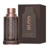 Na zdjęciu widoczna jest butelka perfum z napisem "BOSS HUGO BOSS" oraz opakowanie z tym samym napisem. Na opakowaniu znajduje się tekst: "THE SCENT LE PARFUM, 50 ml e 1.6 FL. OZ."