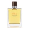 Na zdjęciu znajduje się flakon perfum Terre d'Hermès Eau Intense Vétiver. Butelka ma prostokątny kształt z brązowym korkiem i zawiera żółtawy płyn.