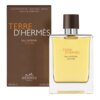 Brązowe opakowanie z napisem "VAPORISATEUR - NATURAL SPRAY EAU DE PARFUM" oraz "TERRE D'HERMÈS EAU INTENSE VÉTIVER" stoi obok przezroczystej butelki z żółtawym płynem i brązowym korkiem, na której widnieje napis "TERRE D'HERMÈS EAU INTENSE VÉTIVER". Na dole opakowania znajduje się logo "HERMÈS PARIS" oraz oznaczenie pojemności "100 ML ℮ 3.3 FL.OZ".