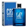 Niebieska butelka wody toaletowej z napisem "CR7 Cristiano Ronaldo Play it Cool" stoi obok opakowania z identycznym napisem. Na opakowaniu widnieje dodatkowy tekst: "100ml e 3.4 FL.OZ." oraz "Cristiano Ronaldo" na boku.