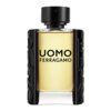 Butelka perfum z czarnym korkiem i przezroczystym szkłem, wypełniona jasnożółtym płynem. Na przedniej stronie widnieje napis "UOMO FERRAGAMO".