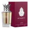 Flakon perfum o nazwie "Dynasty" z ozdobnym srebrnym korkiem stoi obok bordowego pudełka z białym ornamentem i napisem "Lattafa". Na pudełku widnieje tekst: "Eau de Parfum | Natural Spray | Vaporisateur 100 ml e 3.4 FL.OZ.".