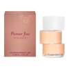 Pudełko w kolorze różowym z białymi kwiatami i napisami: "Premier Jour NINA RICCI" oraz "EAU DE PARFUM VAPORISATEUR - SPRAY e 100 ml - 3.3 FL. OZ." Obok znajduje się flakon perfum o cylindrycznym kształcie z białą nakrętką i napisem "Premier Jour".