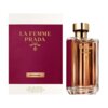 Czerwone opakowanie i flakon perfum z napisem "LA FEMME PRADA MILANO" oraz "INTENSE". Na dole opakowania widnieje tekst: "EAU DE PARFUM VAPORISATEUR SPRAY e 100ml 3.4 FL OZ".